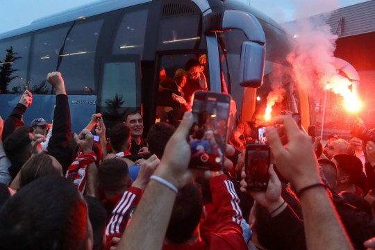 Ενθουσιώδης υποδοχή της ομάδας μπάσκετ του Ολυμπιακού στο «Ελ. Βενιζέλος», μετά την επική πρόκριση στο Final Four